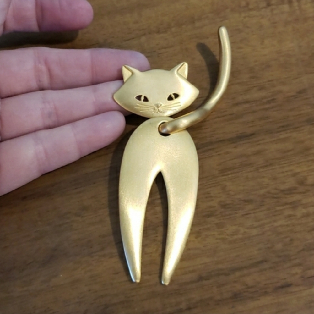 J.J. (Jonette Jewelry) circa 1970s, this cat Is satin-finish, brushed gold-tone. - Picture 6 of 8